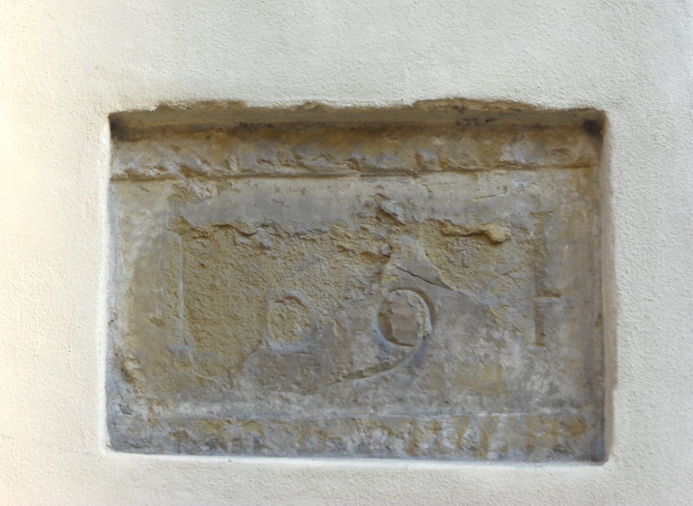 La pietra che ricorda la data di fondazione del luogo di culto